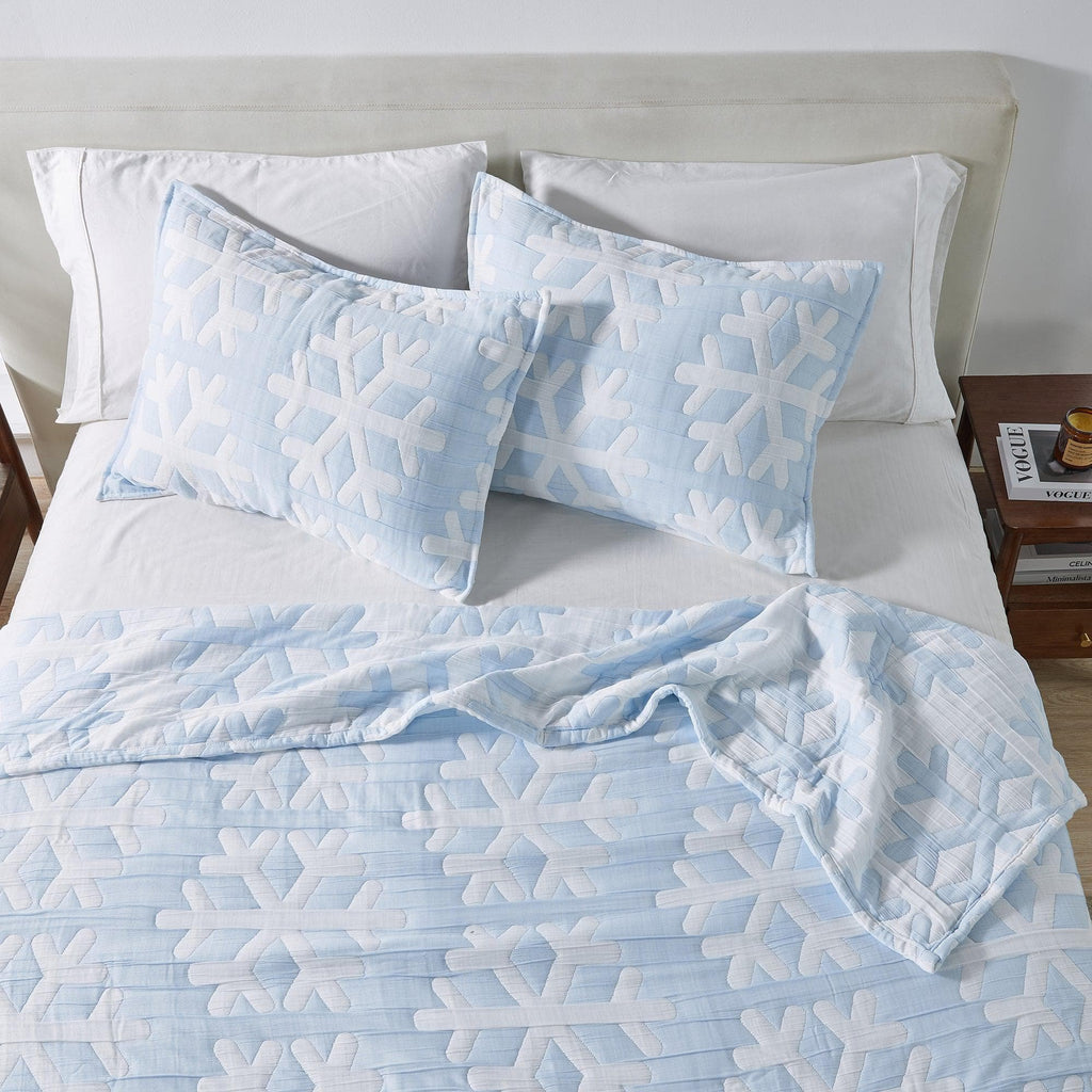 Matelass¨¦ Snowflake Quilt Set - Coastal Christmas Bedding