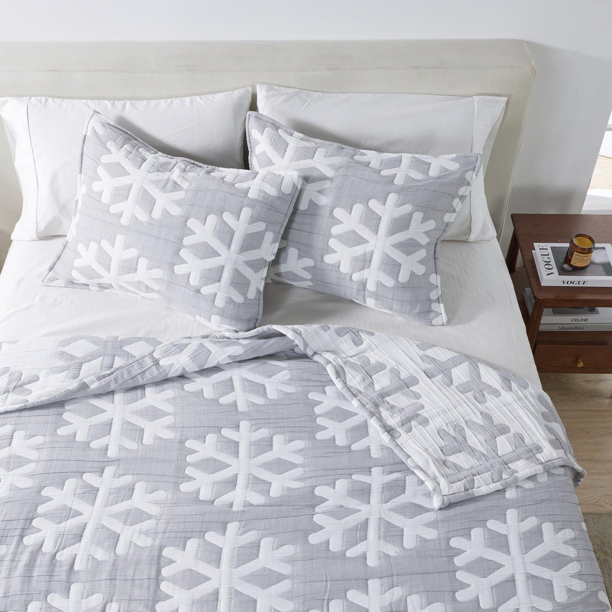 Matelass¨¦ Snowflake Quilt Set - Coastal Christmas Bedding