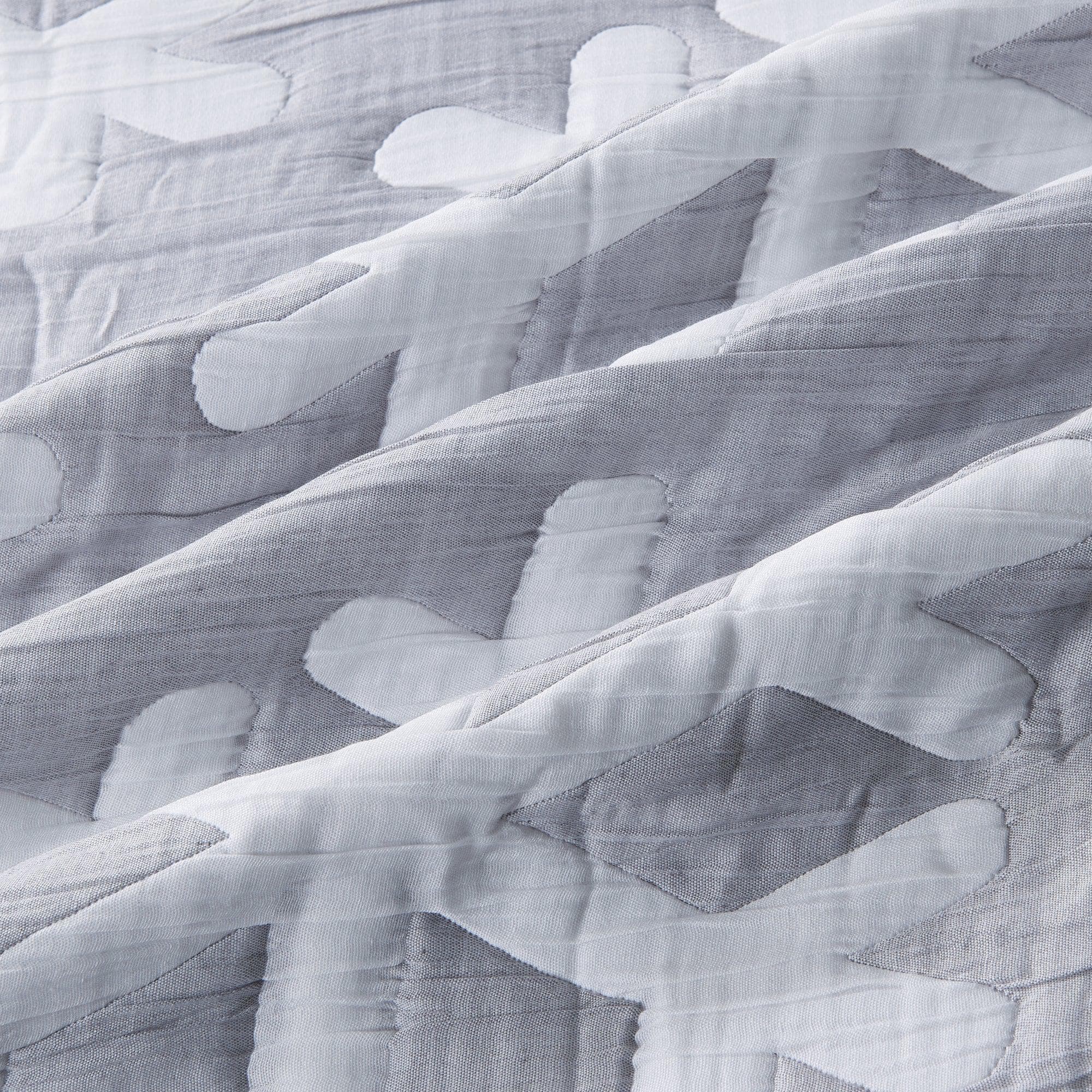 Matelass¨¦ Snowflake Quilt Set - Coastal Christmas Bedding