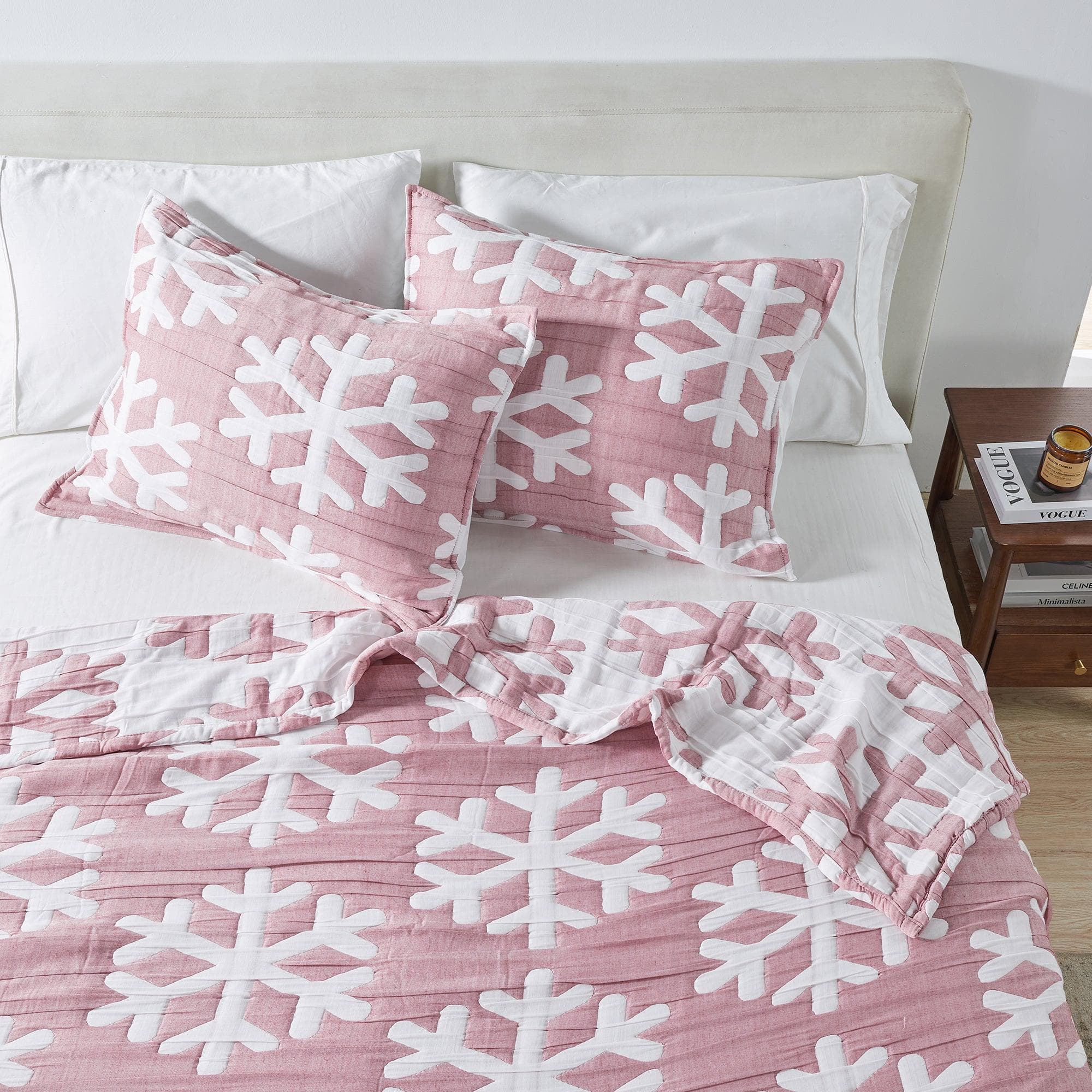 Matelass¨¦ Snowflake Quilt Set - Coastal Christmas Bedding