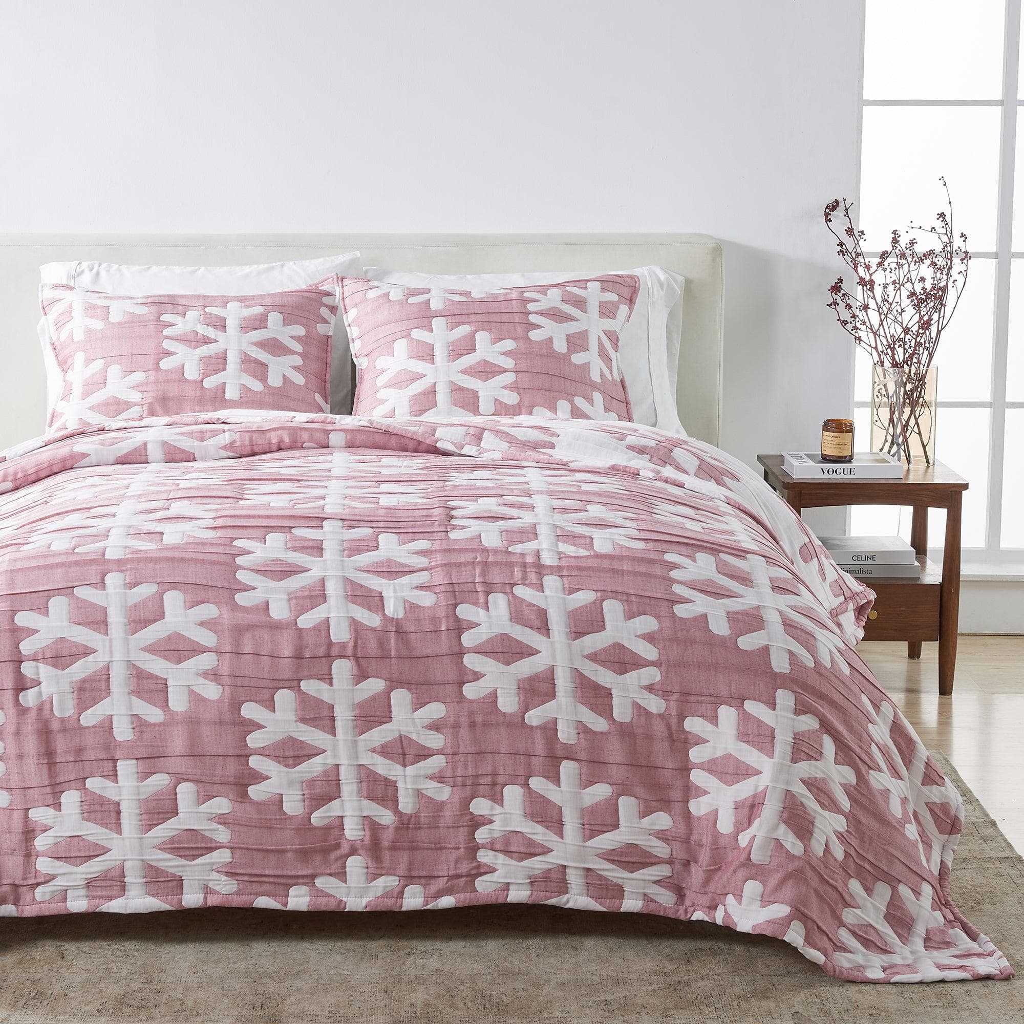 Matelass¨¦ Snowflake Quilt Set - Coastal Christmas Bedding