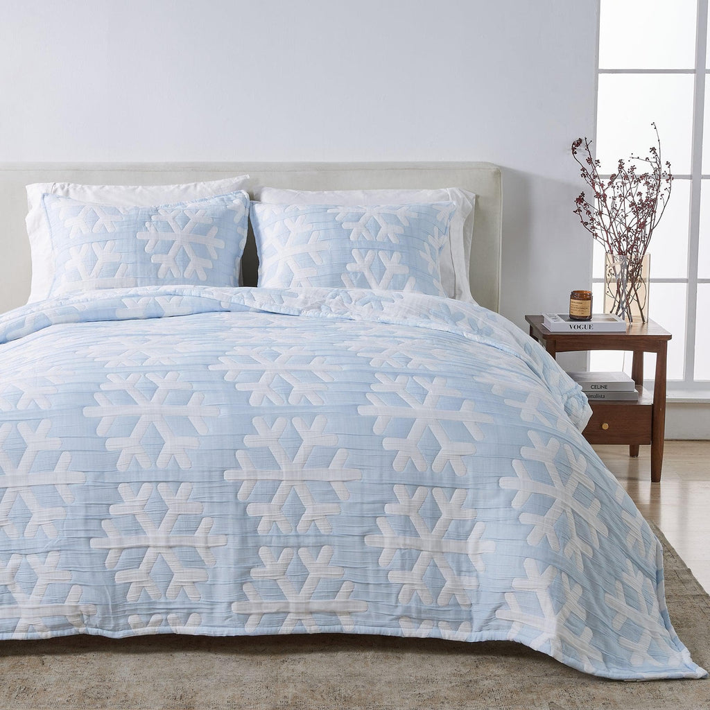Matelass¨¦ Snowflake Quilt Set - Coastal Christmas Bedding